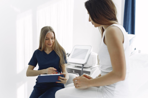 Woman talking to a patient, symbolizing supportive and compassionate guidance in recovery.